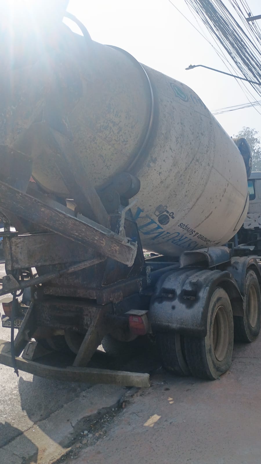 Caminhão betoneira em operação durante concretagem em obra da construtora