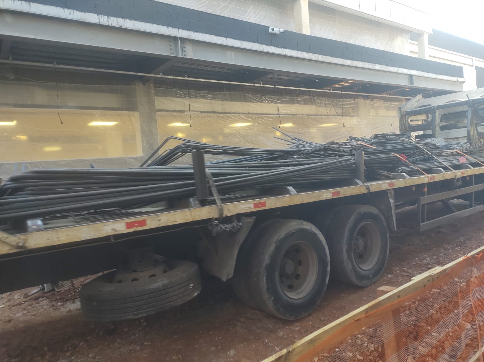 Carga e organização de vergalhões de aço (ferragens) no canteiro de obras