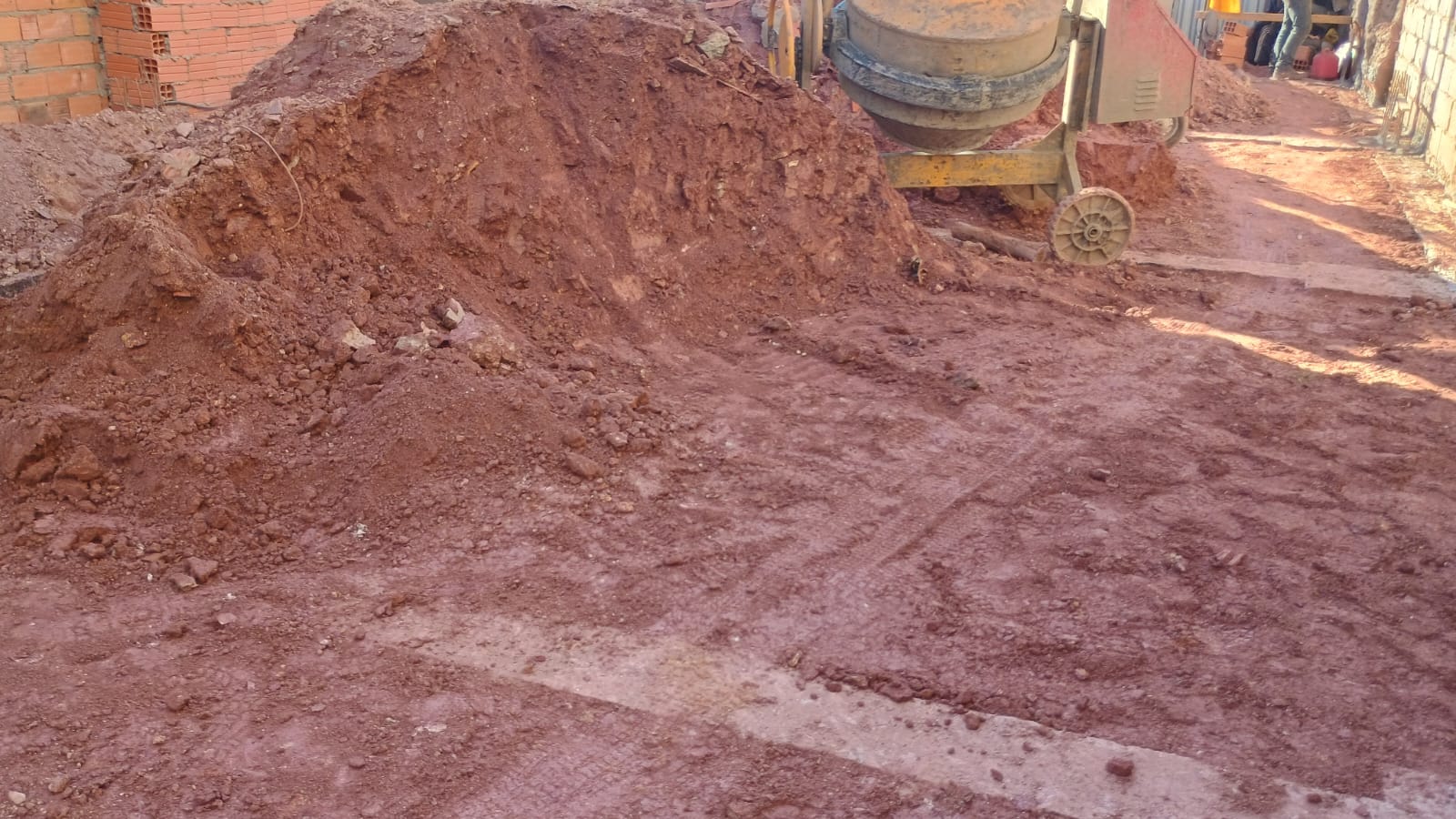 Compactação de solo e movimentação de terra em terreno de construção