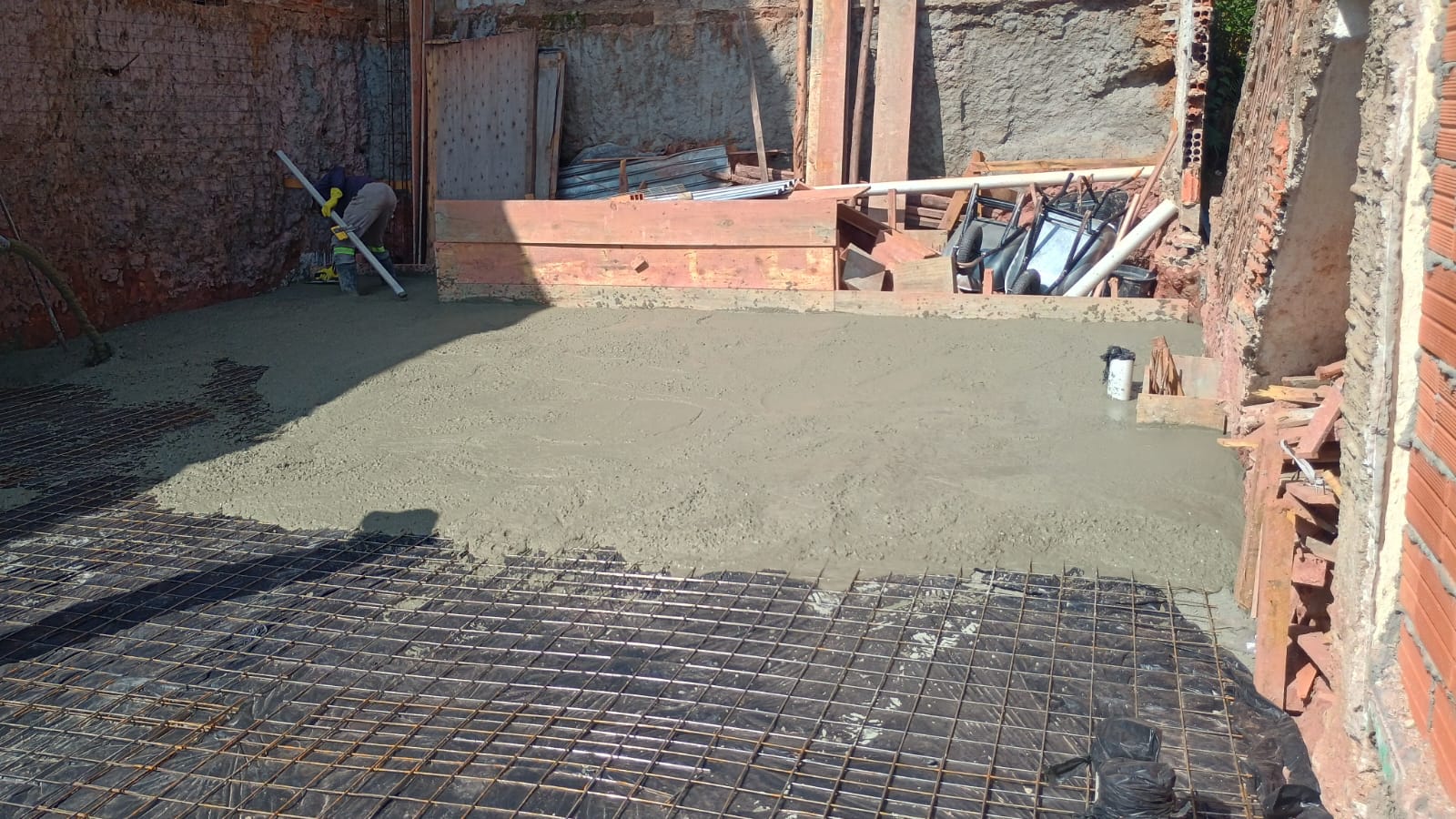 Concretagem de laje com armadura de ferro em obra