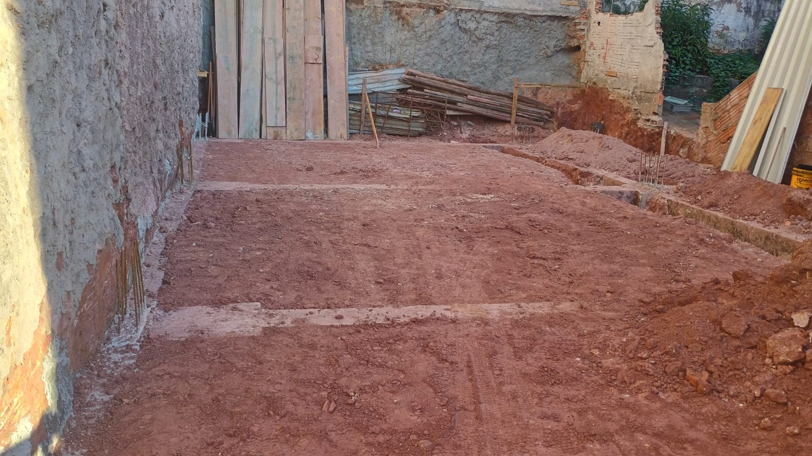 Preparação de terreno e fundação com terraplanagem em solo avermelhado