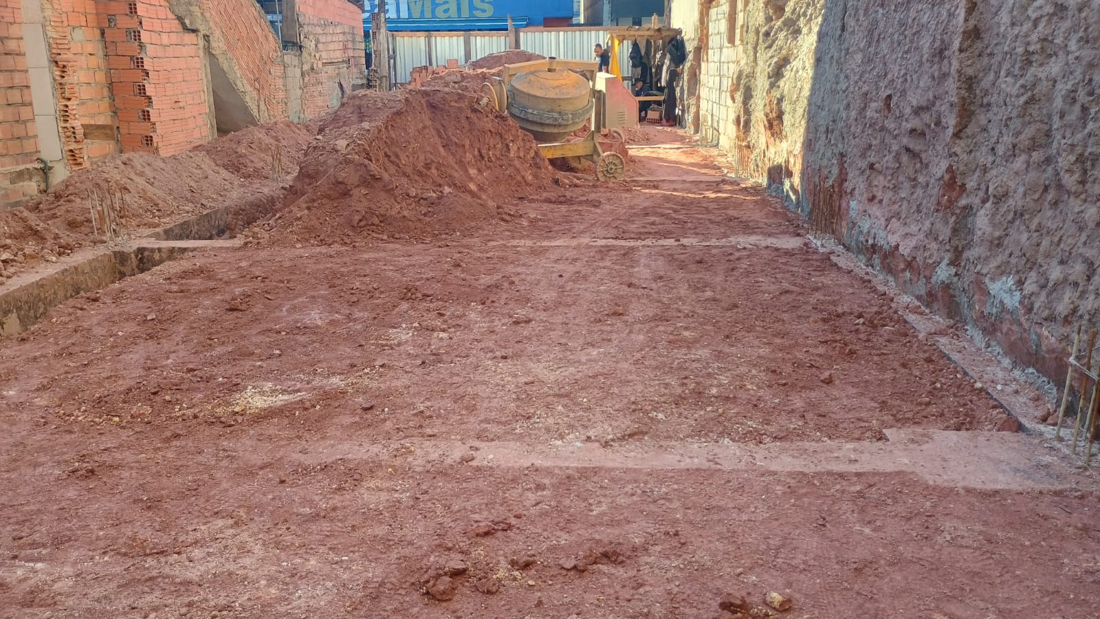 Terraplanagem e preparação de terreno com muros de contenção em alvenaria