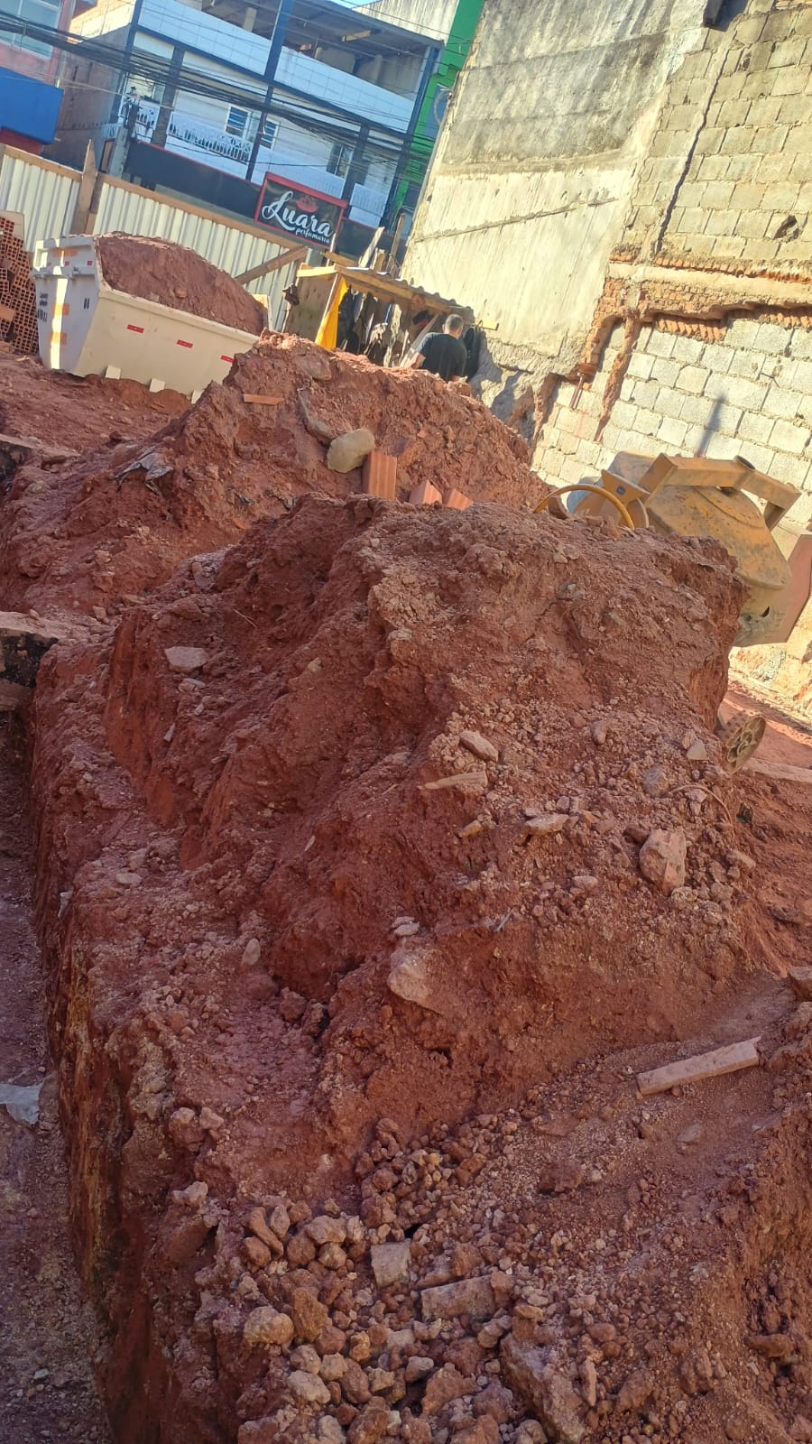 Movimentação de terra, escavação e equipamento pesado no canteiro de obras