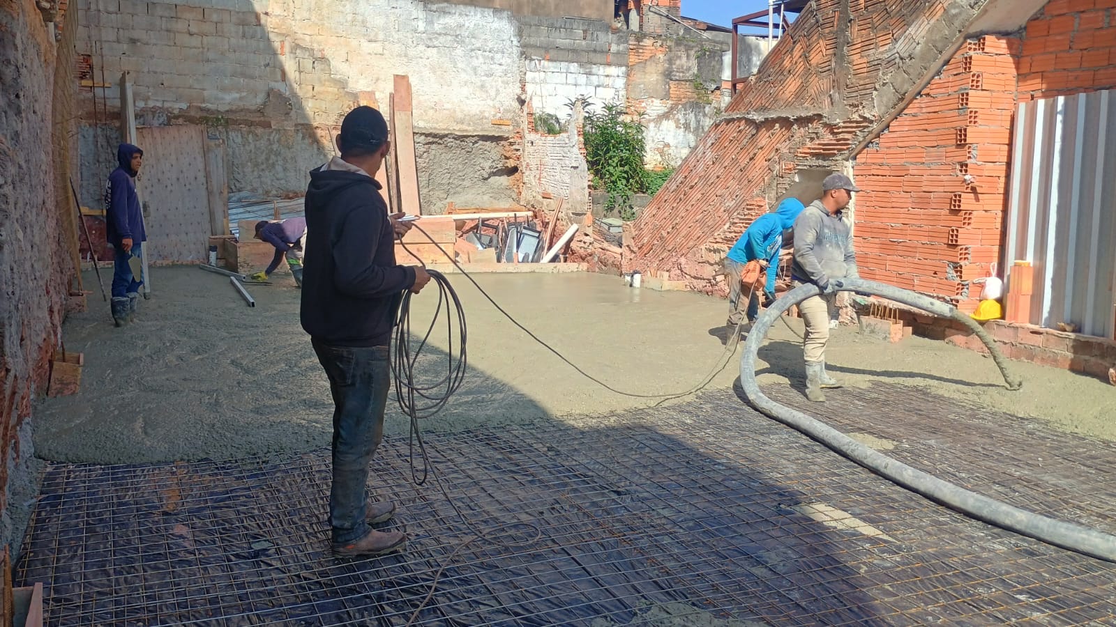 Equipe da GPX executando concretagem de laje com malha de aço
