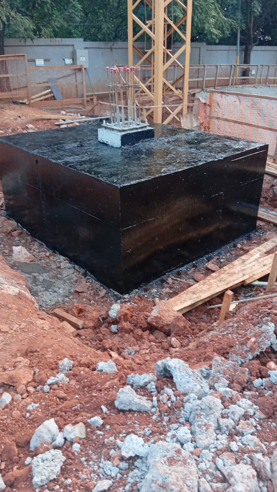 Bloco de fundação concretado com ferragens expostas pela GPX Construtora
