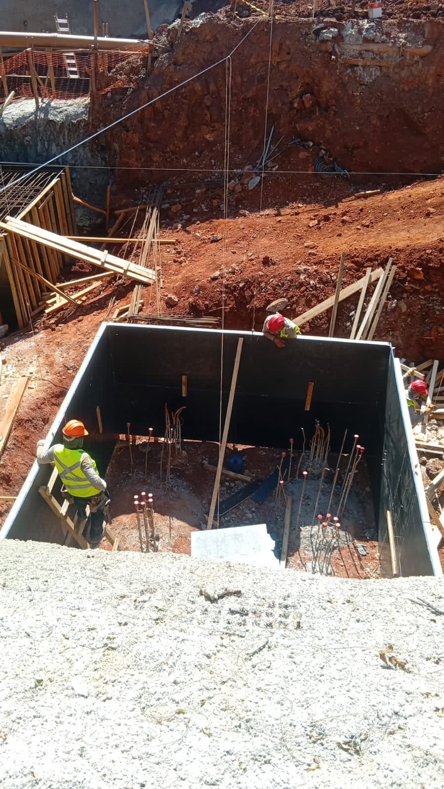 Detalhe das fôrmas e ferragens montadas para a próxima concretagem na fundação